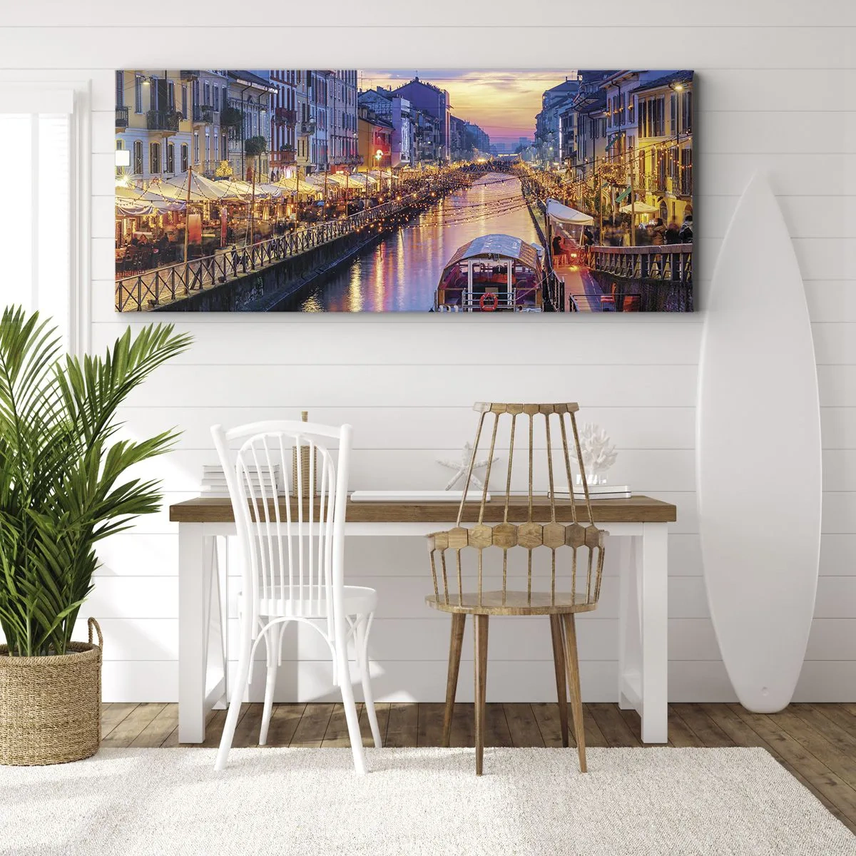 Impression sur toile - Image sur toile - Un canal éclairé entouré de bâtiments colorés - 140x50cm - Soirée de lumière et de jeu - Décoration murale moderne pour le salon et la chambre ARTTOR