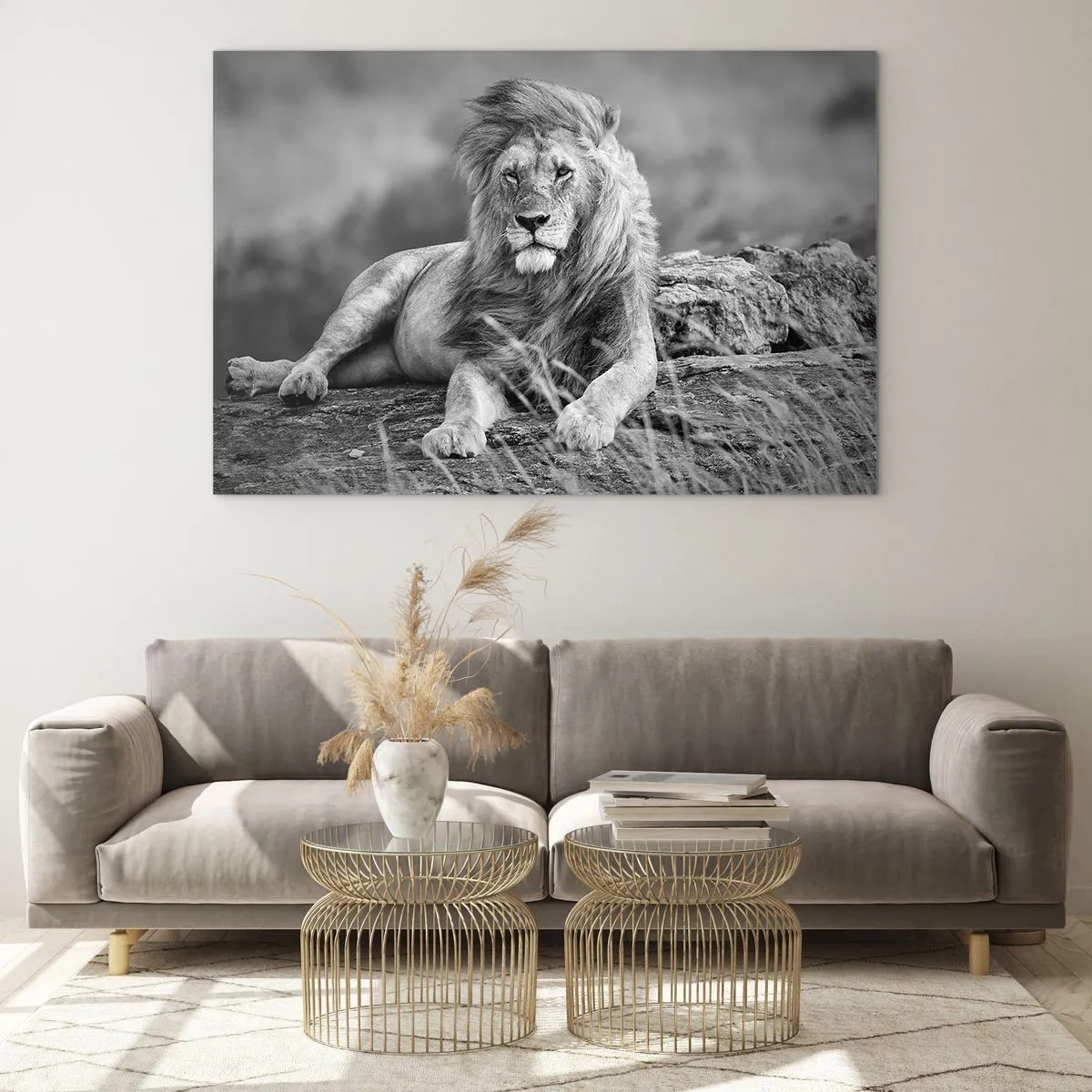 Impression sur verre - Image sur verre - Un lion reposant sur un rocher dans un paysage monochrome. - 70x50cm - Sieste royale - Décoration murale moderne pour le salon et la chambre ARTTOR