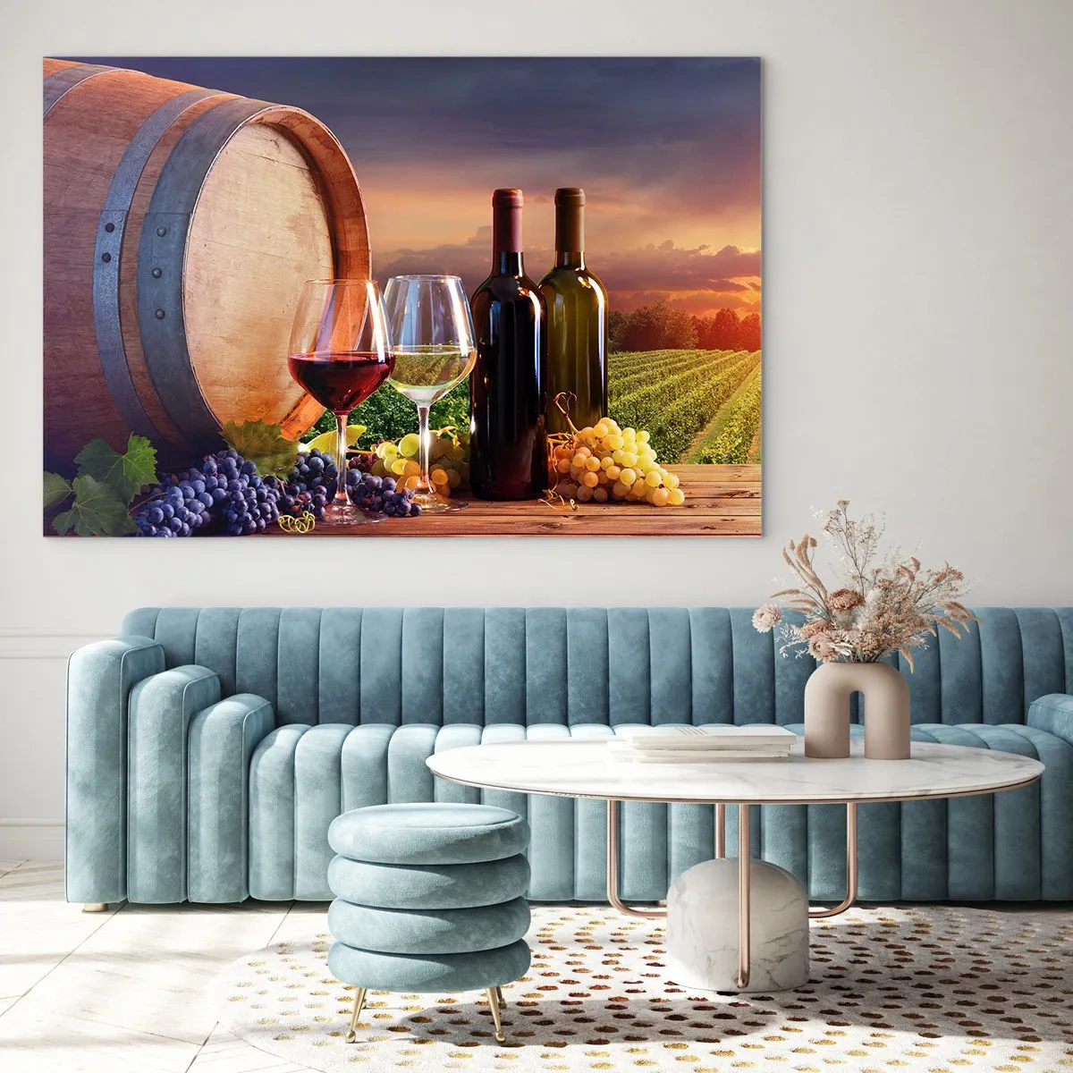 Impression sur verre - Image sur verre - Des vignes, un tonneau et des verres sur fond de soleil couchant - 100x70cm - Ici la vie a du goût - Décoration murale moderne pour le salon et la chambre ARTTOR