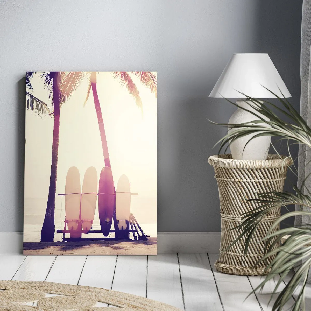Impression sur toile - Image sur toile - Palmiers et planches de surf sur la plage au soleil - 70x100cm - Ca va être une journée magnifique - Décoration murale moderne pour le salon et la chambre ARTTOR