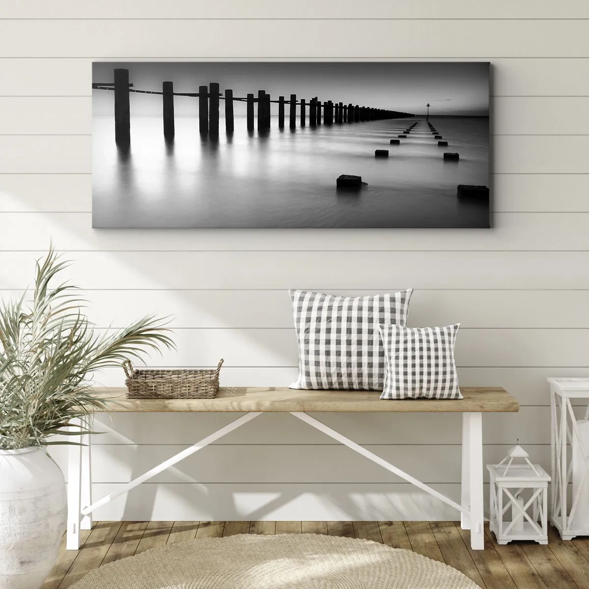 Impression sur toile - Image sur toile - Poteaux en bois et blocs de béton immergés dans l'eau dans des tons noirs et blancs - 140x50cm - Distance grise dans le brouillard - Décoration murale moderne pour le salon et la chambre ARTTOR