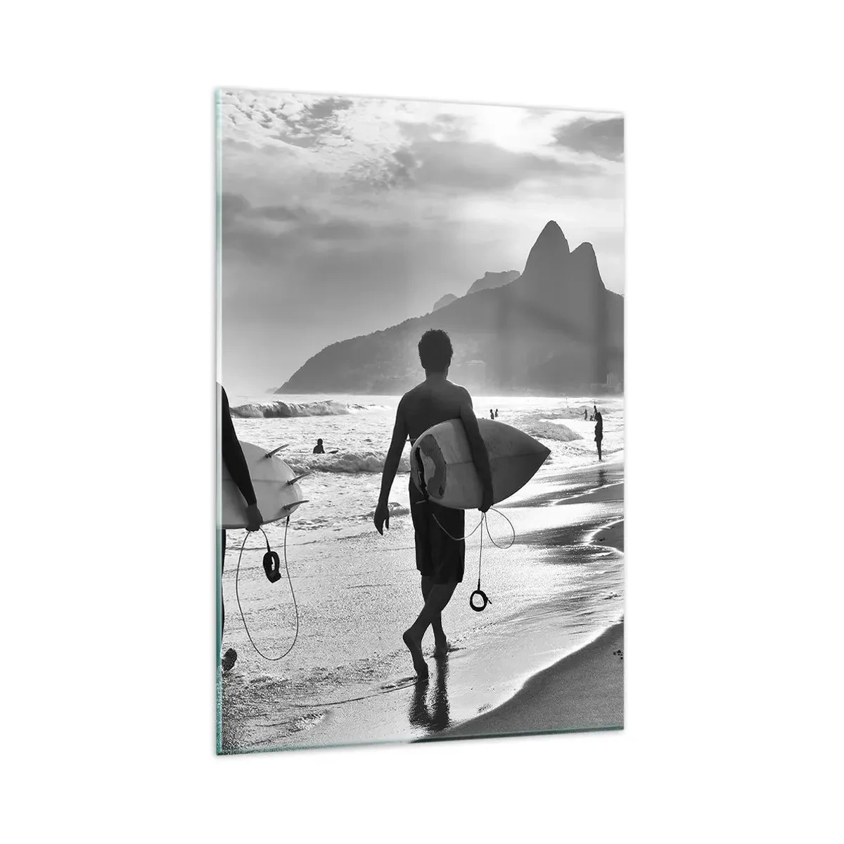 Impression sur verre - Image sur verre - Deux surfeurs marchant sur la plage avec leurs planches en noir et blanc. - 80x120cm - Samba sur une vague - Décoration murale moderne pour le salon et la chambre ARTTOR