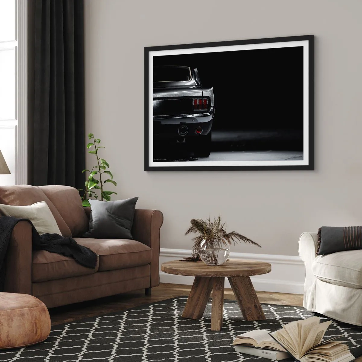 Affiche dans un cadre noir - Poster - Une image en noir et blanc de l'arrière d'une voiture classique sur un fond sombre. - 70x50cm - Le charme du classique - Décoration murale moderne pour le salon et la chambre ARTTOR
