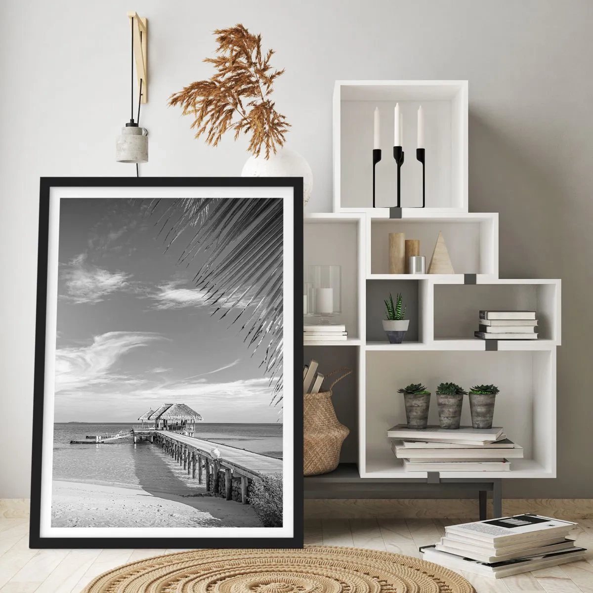 Affiche dans un cadre noir - Poster - Paysage noir et blanc avec une jetée sur une mer calme - 50x70cm - Souvenirs ou rêve? - Décoration murale moderne pour le salon et la chambre ARTTOR