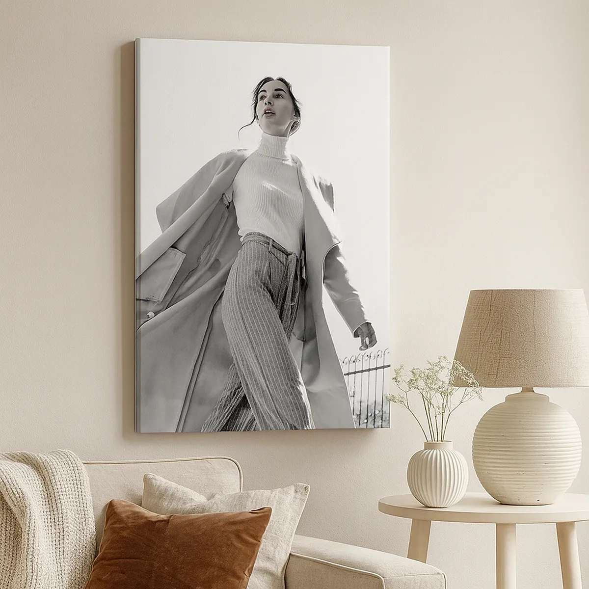 Impression sur toile - Image sur toile - Femme élégante en manteau sur fond architectural noir et blanc - 50x70cm - Tu viens avec moi? - Décoration murale moderne pour le salon et la chambre ARTTOR