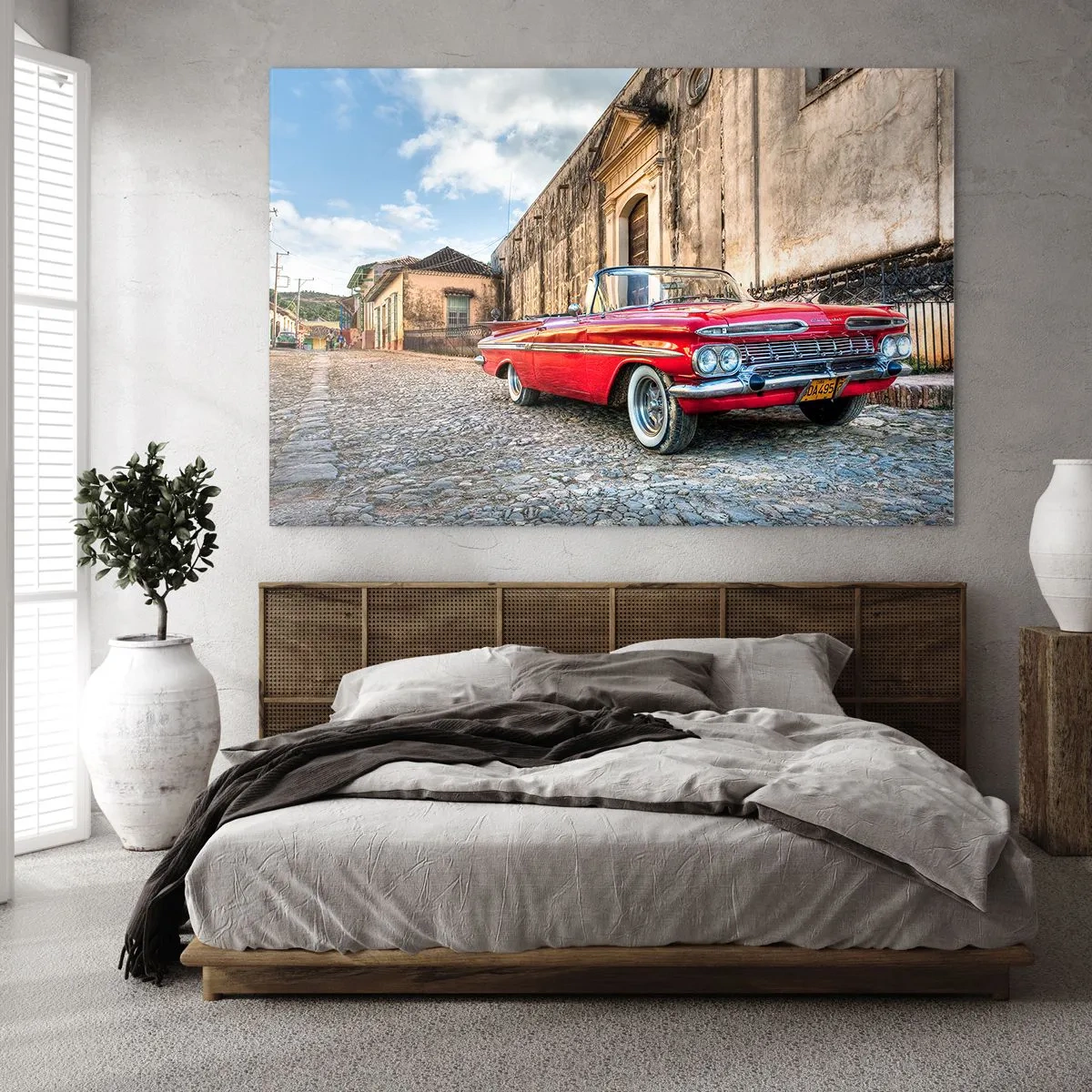Impression sur verre - Image sur verre - Une décapotable rouge classique dans une rue pavée dans un décor rétro - 70x50cm - Émotions cubaines - Décoration murale moderne pour le salon et la chambre ARTTOR