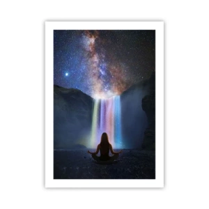 Affiche - Poster - Une femme médite près d'une cascade lumineuse sous un ciel étoilé. - 50x70cm - Harmonie absolue - Décoration murale moderne pour le salon et la chambre ARTTOR