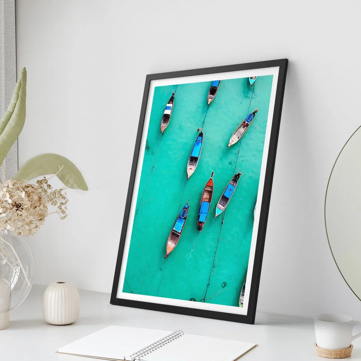Affiche dans un cadre noir - Poster - Vue aérienne des bateaux de pêche sur l'eau turquoise - 50x70cm - Dans une attente jouyeuse - Décoration murale moderne pour le salon et la chambre ARTTOR