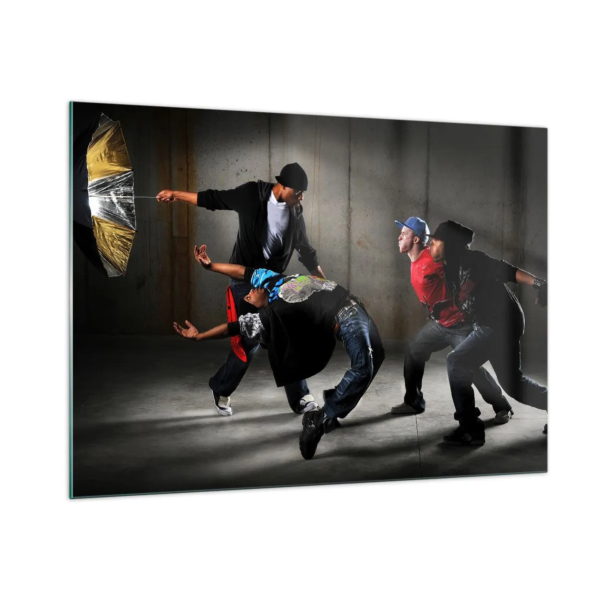 Impression sur verre - Image sur verre - Un groupe de danseurs dans une pose dynamique sur un fond industriel. - 100x70cm - Danser avec le vent de la rue - Décoration murale moderne pour le salon et la chambre ARTTOR