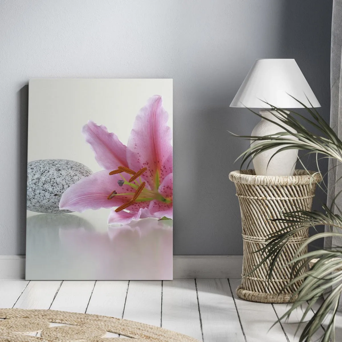 Impression sur toile - Image sur toile - Fleur de lys rose avec des pierres sur un fond clair - 50x70cm - Étude de rose, gris et blanc - Décoration murale moderne pour le salon et la chambre ARTTOR