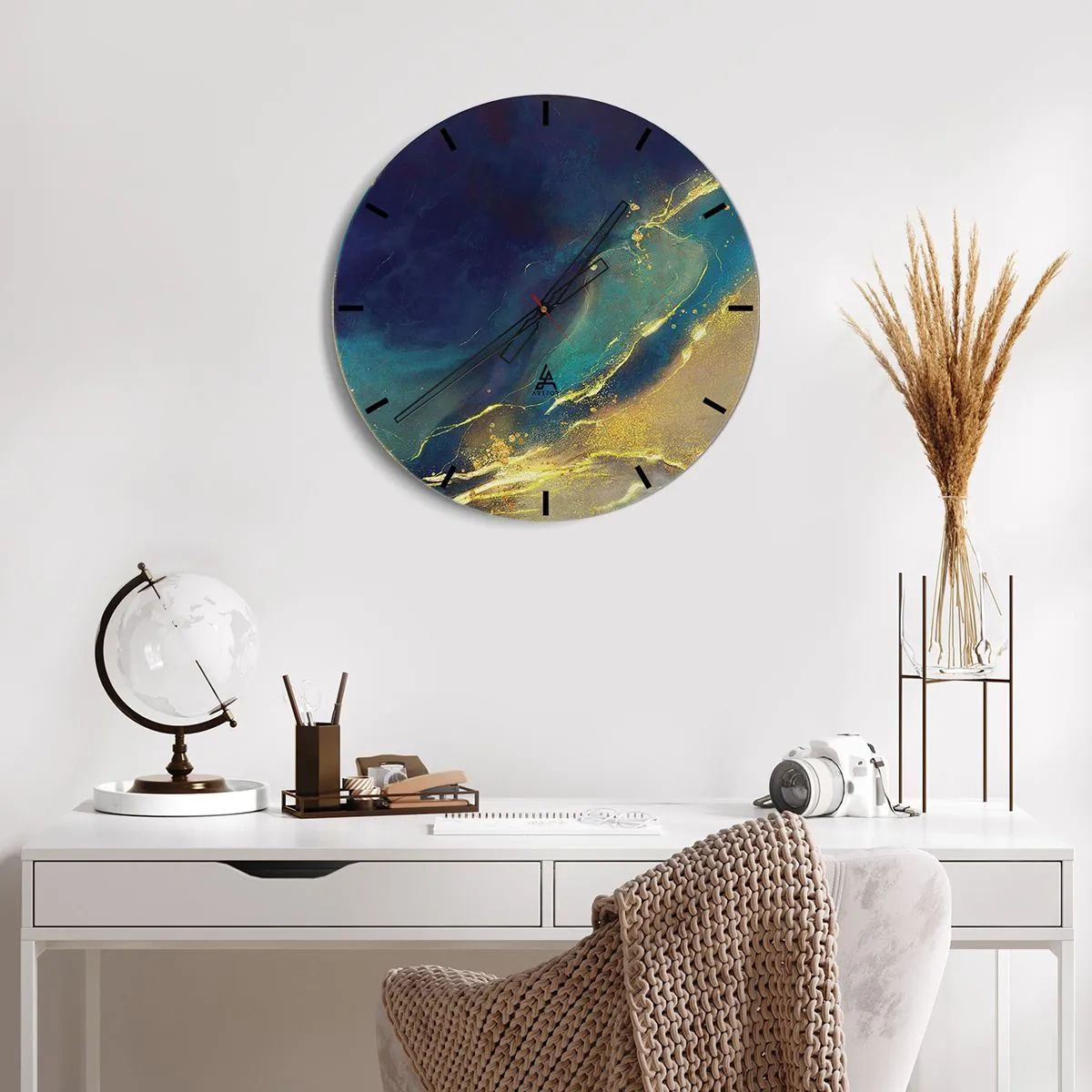 Horloge murale - Pendule murale - Une composition abstraite en bleu marine et or ressemblant à une piscine d'eau - 30x30cm - Coulée d'or - Décoration murale moderne pour le salon, la cuisine et la chambre ARTTOR