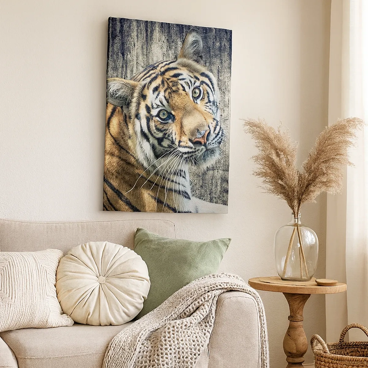 Impression sur toile - Image sur toile - Un tigre couché contre un mur à la texture rugueuse - 50x70cm - Portrait dans les flots de lumière - Décoration murale moderne pour le salon et la chambre ARTTOR