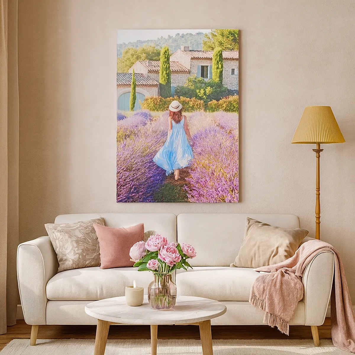 Impression sur toile - Image sur toile - Une femme en robe bleue marchant dans un champ de lavande avec vue sur une maison. - 50x70cm - Fille de la lavande - Décoration murale moderne pour le salon et la chambre ARTTOR