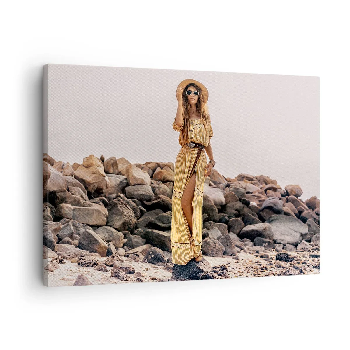 Impression sur toile - Image sur toile - Une femme au style bohème sur fond de plage rocheuse - 70x50cm - La magie des pierres - Décoration murale moderne pour le salon et la chambre ARTTOR