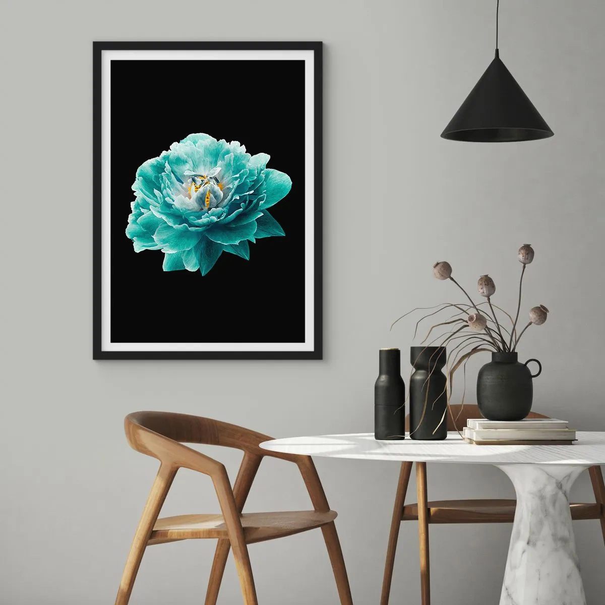 Affiche dans un cadre noir - Poster - Fleur turquoise avec une abeille sur fond noir - 50x70cm - Pétales bleus et dorés - Décoration murale moderne pour le salon et la chambre ARTTOR