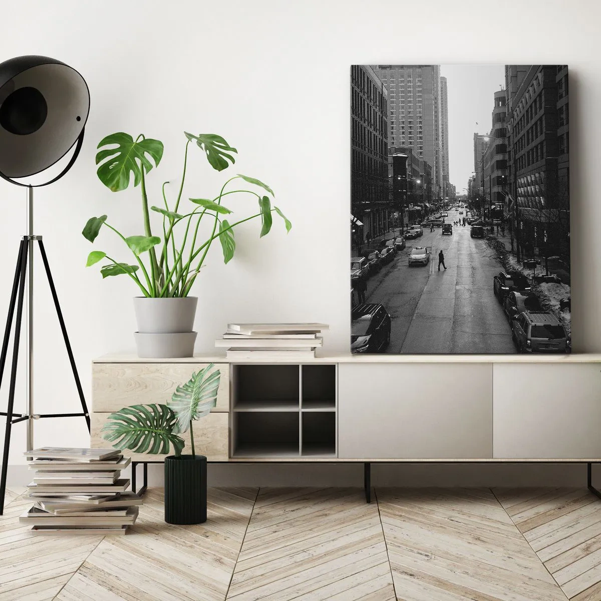 Impression sur toile - Image sur toile - Une rue en noir et blanc au milieu de la ville avec des voitures et des piétons - 50x70cm - Un autre jour comme tous les autres jours - Décoration murale moderne pour le salon et la chambre ARTTOR