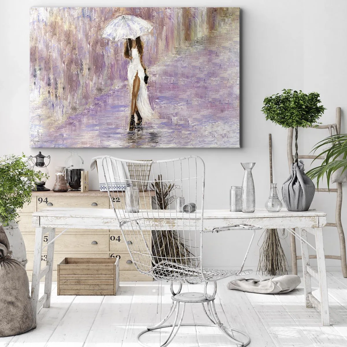 Impression sur toile - Image sur toile - Une femme avec un parapluie marchant sous la pluie dans des tons lilas - 100x70cm - Sous la pluie lilas - Décoration murale moderne pour le salon et la chambre ARTTOR