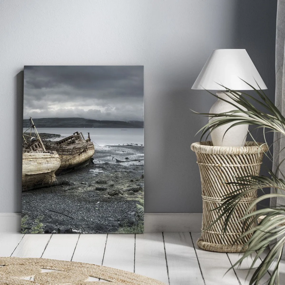 Impression sur toile - Image sur toile - Bateaux abandonnés sur le rivage dans une scène pluvieuse - 50x70cm - "En signe d'épreuves difficile" - Décoration murale moderne pour le salon et la chambre ARTTOR
