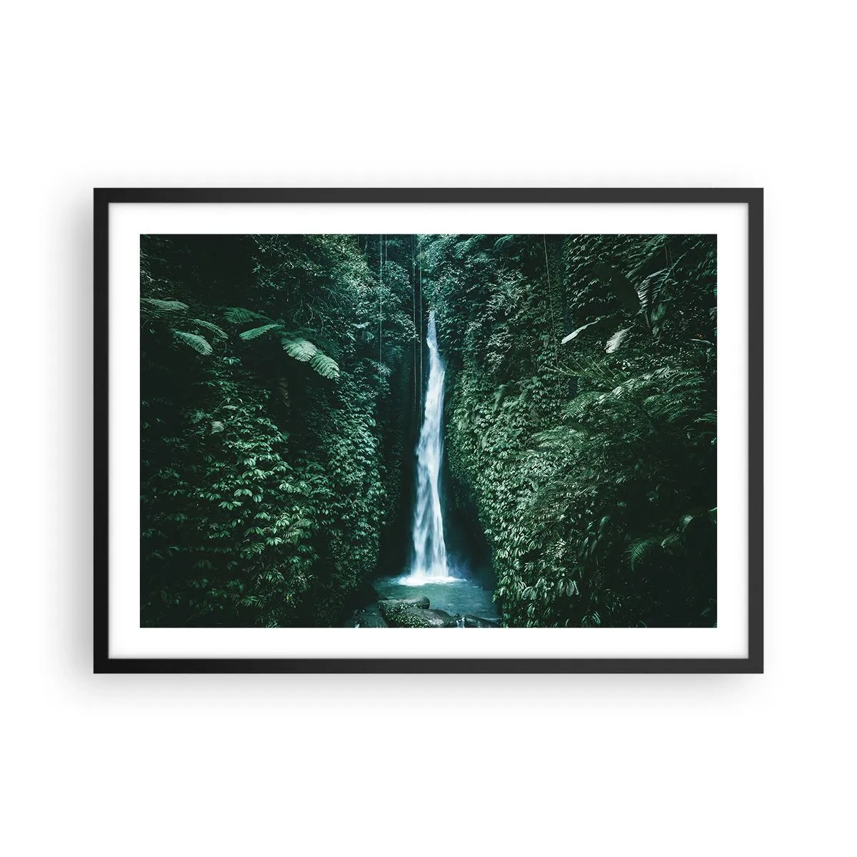 Affiche dans un cadre noir - Poster - Une cascade entourée d'une végétation tropicale dense - 70x50cm - Fontaine tropicale - Décoration murale moderne pour le salon et la chambre ARTTOR