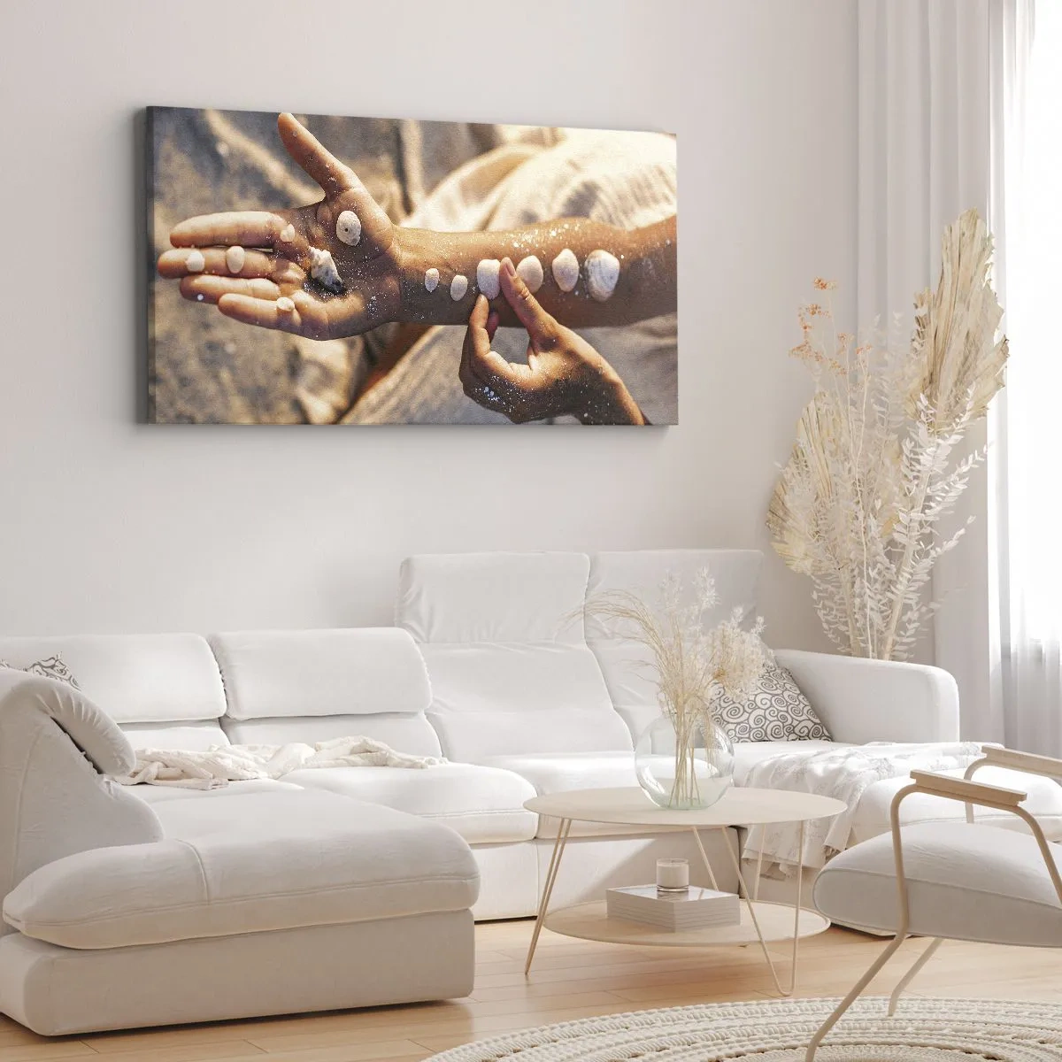 Impression sur toile - Image sur toile - Mains avec des coquillages disposés sur le fond de sable - 120x50cm - La beauté à portée de main - Décoration murale moderne pour le salon et la chambre ARTTOR