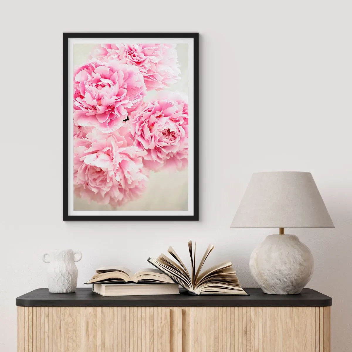 Affiche dans un cadre noir - Poster - Un bouquet de pivoines roses sur fond clair - 50x70cm - En glamour rose - Décoration murale moderne pour le salon et la chambre ARTTOR