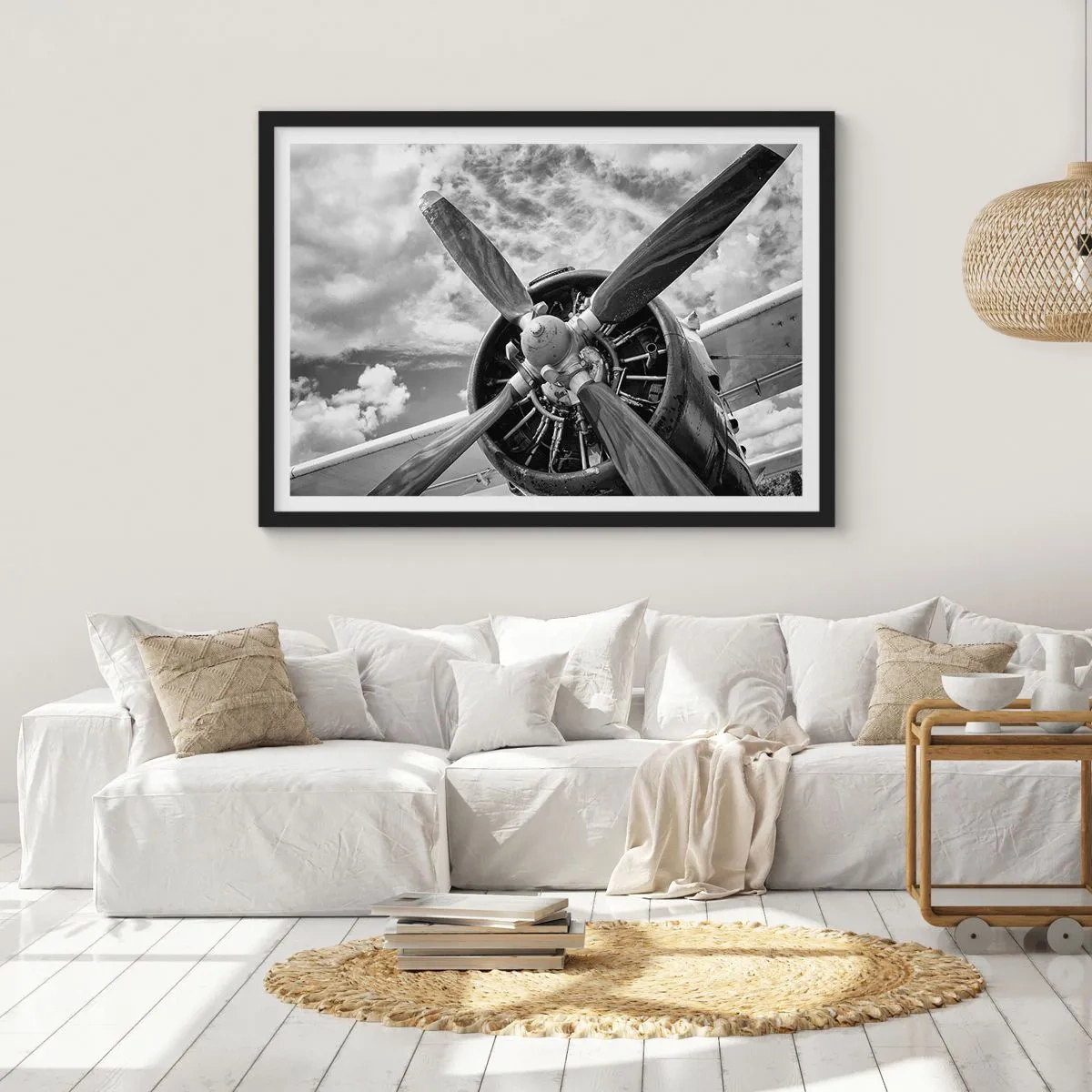 Affiche dans un cadre noir - Poster - Une photo en noir et blanc d'une hélice d'avion contre un ciel dynamique. - 70x50cm - Dompteur de ciel - Décoration murale moderne pour le salon et la chambre ARTTOR