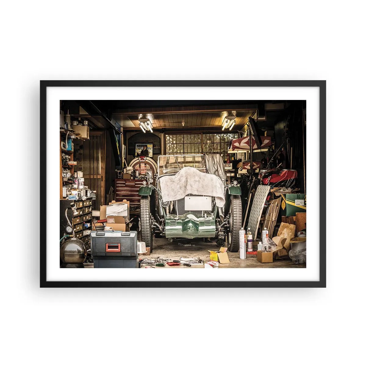 Affiche dans un cadre noir - Poster - Une vieille voiture dans un garage entourée d'outils et d'équipements - 70x50cm - Retour vers le passé - Décoration murale moderne pour le salon et la chambre ARTTOR