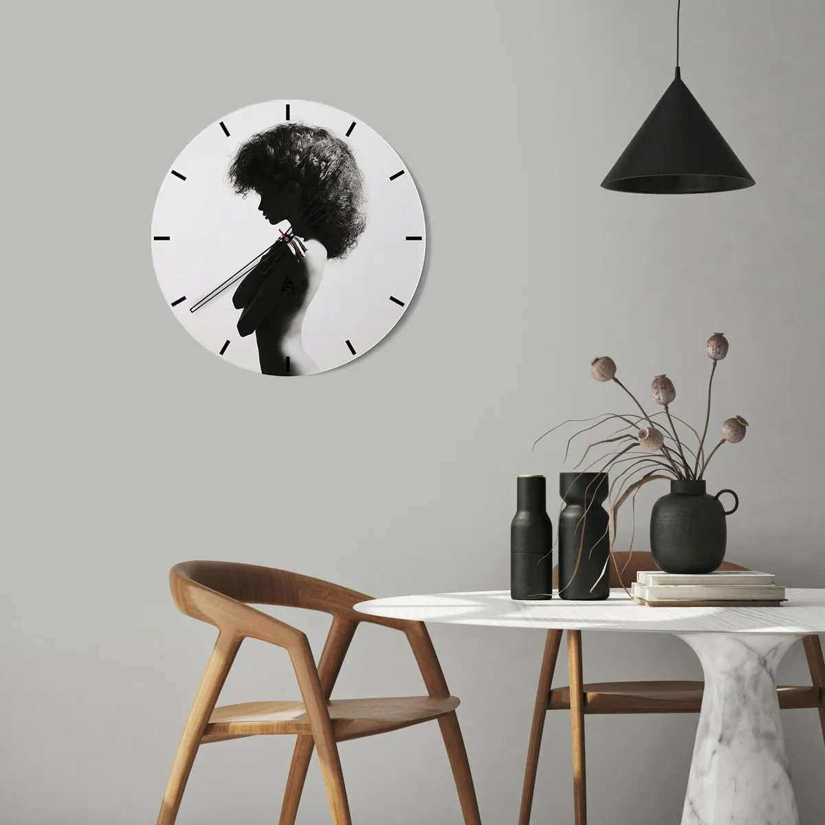 Horloge murale - Pendule murale - Portrait noir et blanc d'une femme en demi-profil avec une coiffure dynamique - 30x30cm - Comme une fleur au bout d'une fine tige - Décoration murale moderne pour le salon, la cuisine et la chambre ARTTOR
