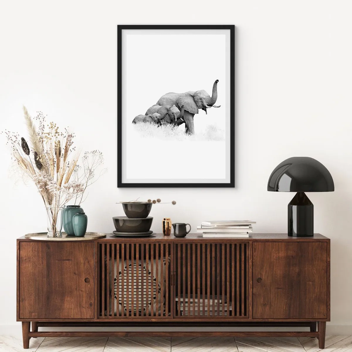 Affiche dans un cadre noir - Poster - Portrait en noir et blanc d'une famille d'éléphants dans la savane. - 50x70cm - Un, deux, trois - Décoration murale moderne pour le salon et la chambre ARTTOR