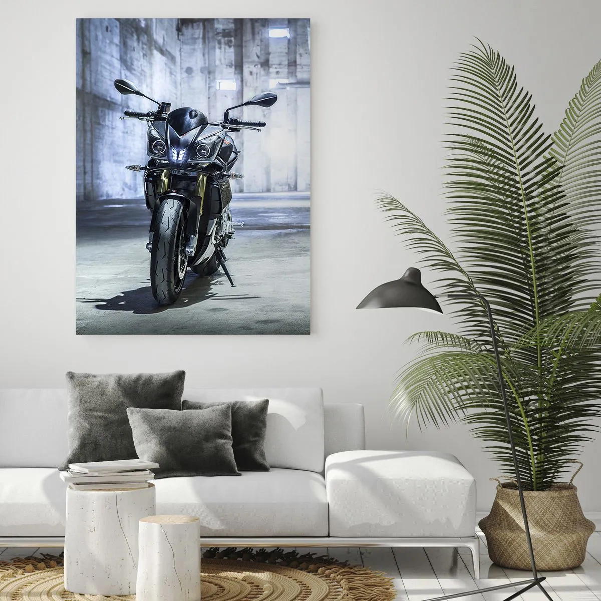 Impression sur verre - Image sur verre - Une moto moderne dans un intérieur industriel - 80x120cm - Avant que le moteur ne rugisse - Décoration murale moderne pour le salon et la chambre ARTTOR