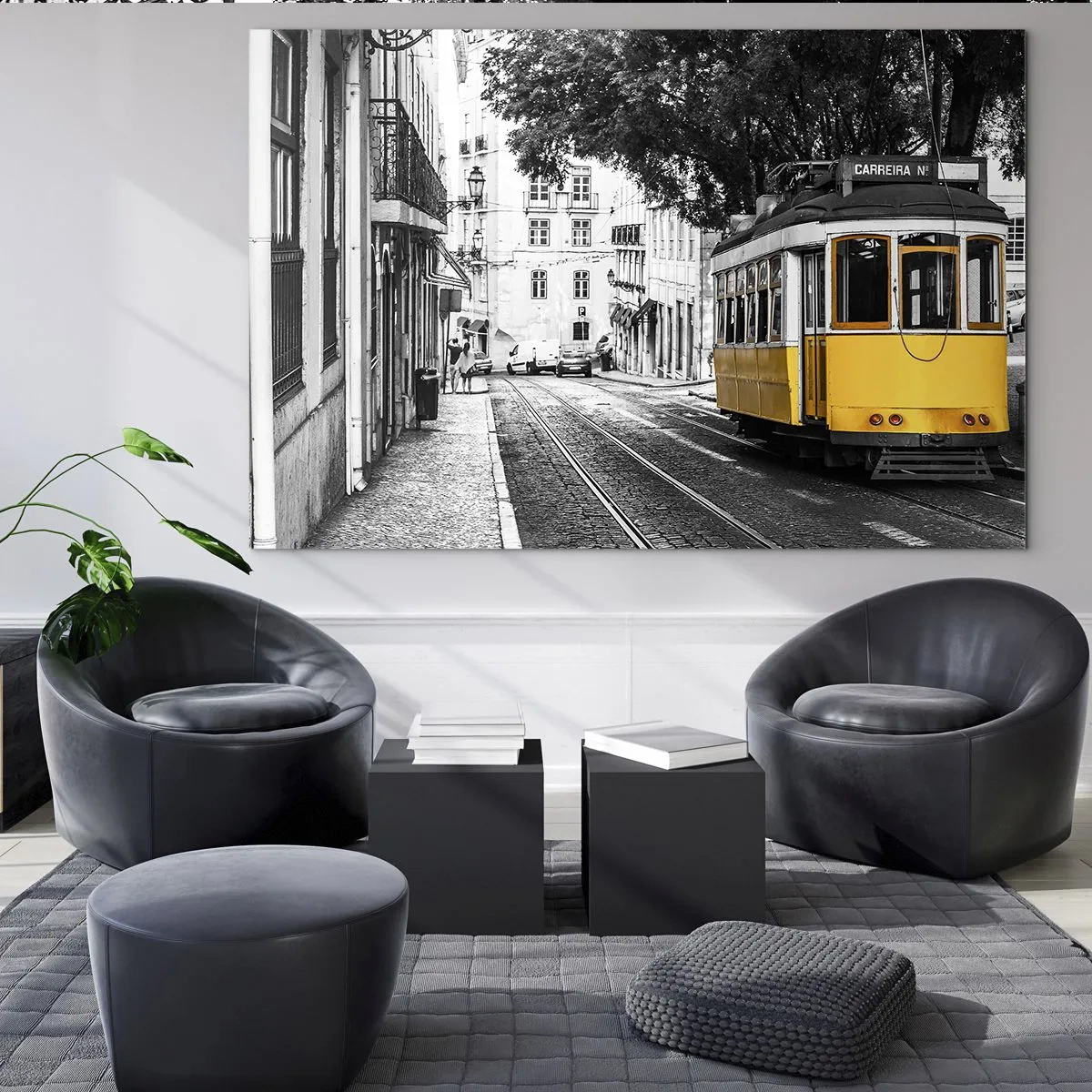 Impression sur verre - Image sur verre - Un tramway jaune sur fond de rue en noir et blanc - 70x50cm - Et du fado en arrière-plan - Décoration murale moderne pour le salon et la chambre ARTTOR