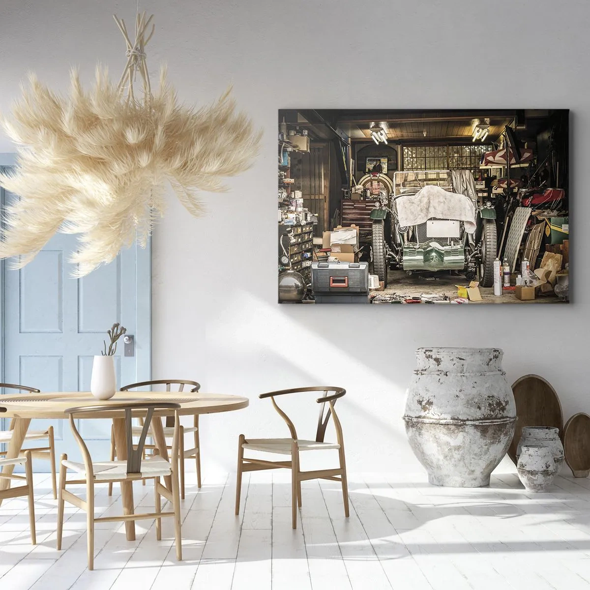 Impression sur toile - Image sur toile - Une vieille voiture dans un garage entourée d'outils et d'équipements - 70x50cm - Retour vers le passé - Décoration murale moderne pour le salon et la chambre ARTTOR