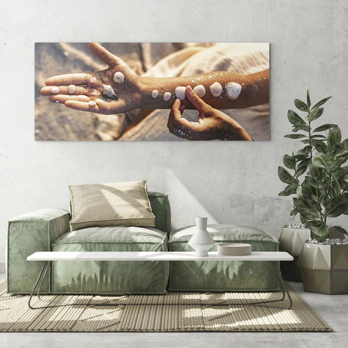Impression sur verre - Image sur verre - Mains avec des coquillages disposés sur le fond de sable - 140x50cm - La beauté à portée de main - Décoration murale moderne pour le salon et la chambre ARTTOR
