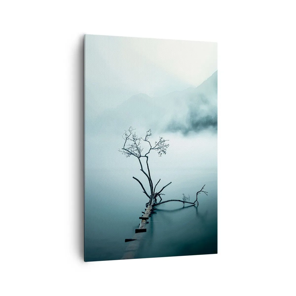 Impression sur toile - Image sur toile - Un arbre solitaire dans l'eau entouré de brouillard et de montagnes - 80x120cm - D'eau et de brouillard - Décoration murale moderne pour le salon et la chambre ARTTOR