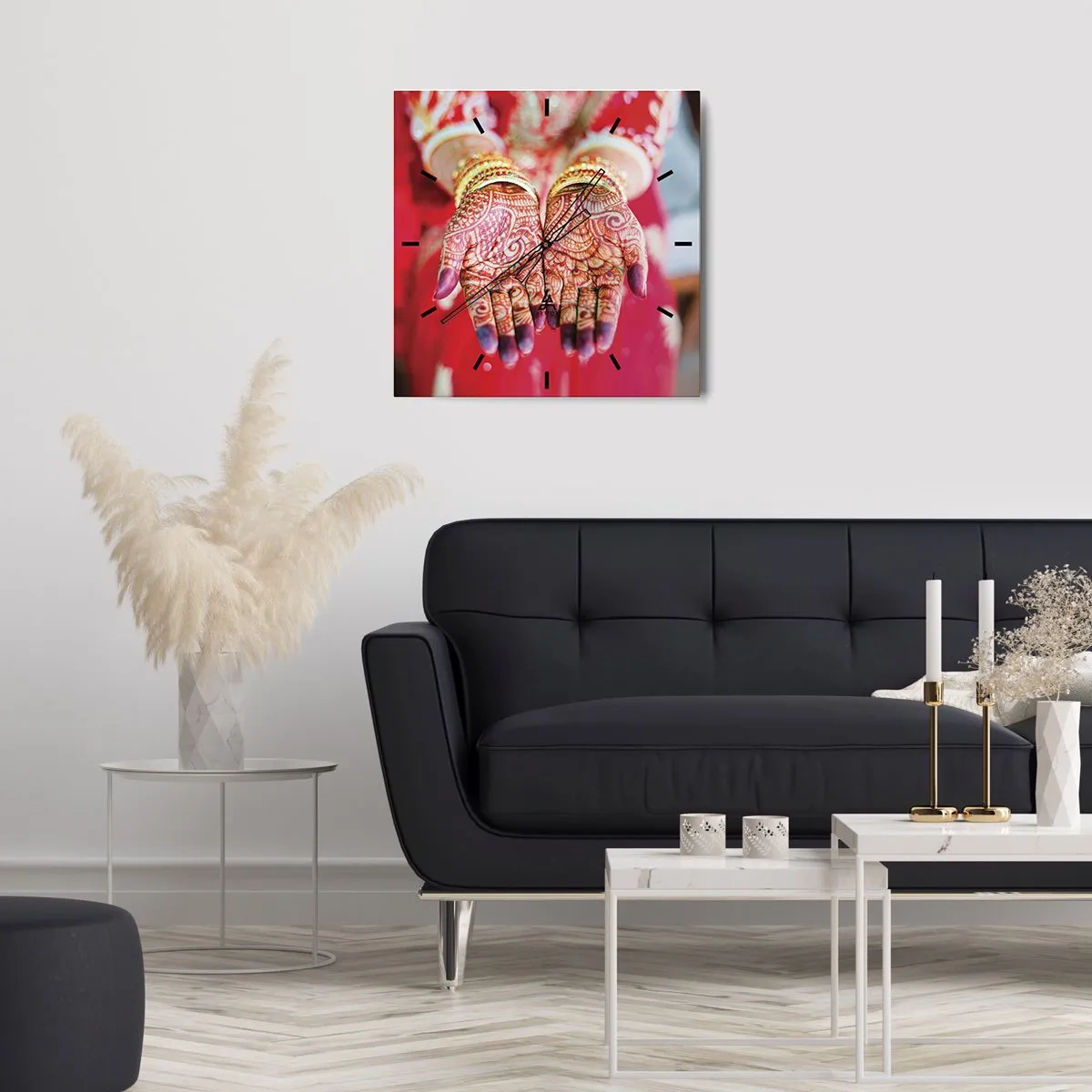 Horloge murale - Pendule murale - Mains décorées au henné sur fond de robe rouge - 30x30cm - Prêt à saisir votre chance - Décoration murale moderne pour le salon et la chambre ARTTOR
