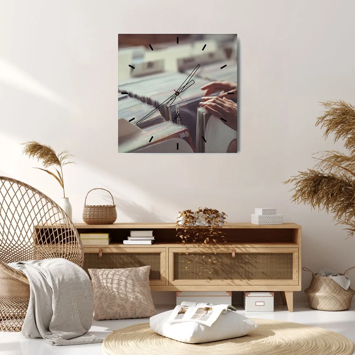 Horloge murale - Pendule murale - Mains regardant à travers une collection de vinyles - 30x30cm - A la recherche d'émotions - Décoration murale moderne pour le salon et la chambre ARTTOR