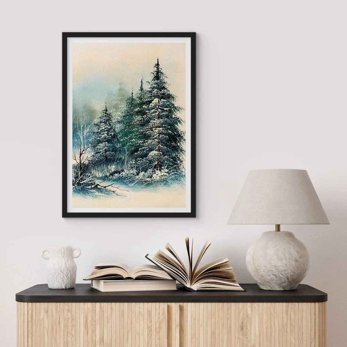 Affiche dans un cadre noir - Poster - Arbres enneigés dans une forêt d'hiver contre un ciel calme - 50x70cm - Prêt pour les fêtes - Décoration murale moderne pour le salon et la chambre ARTTOR