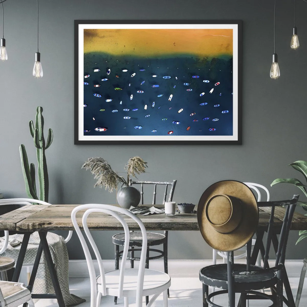 Affiche dans un cadre noir - Poster - Vue aérienne de bateaux sur l'eau et d'un rivage sablonneux - 100x70cm - Jeu de vacances - Décoration murale moderne pour le salon et la chambre ARTTOR