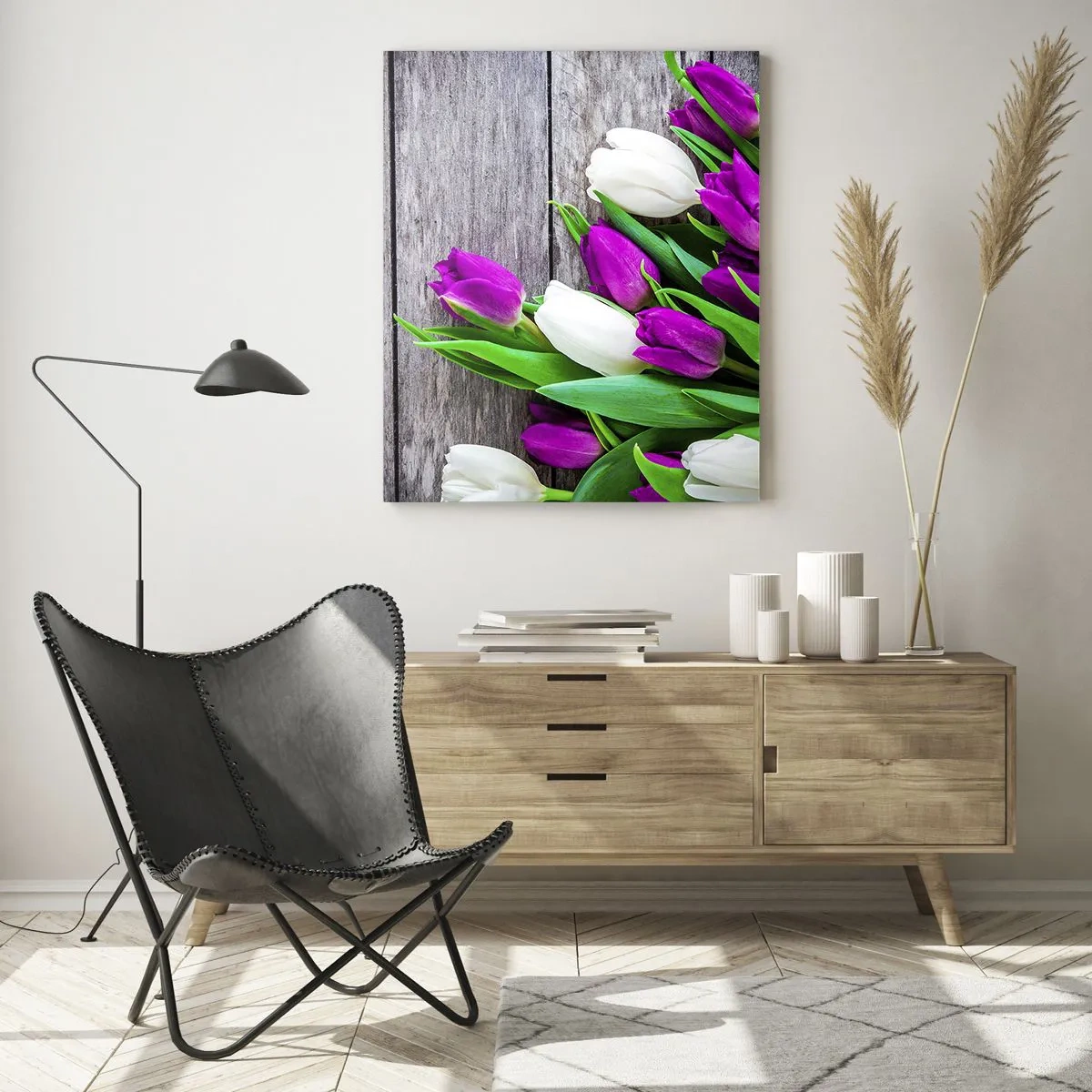 Impression sur verre - Image sur verre - Un bouquet de tulipes violettes et blanches sur un fond en bois - 50x70cm - Le jour des vacances de printemps - Décoration murale moderne pour le salon et la chambre ARTTOR