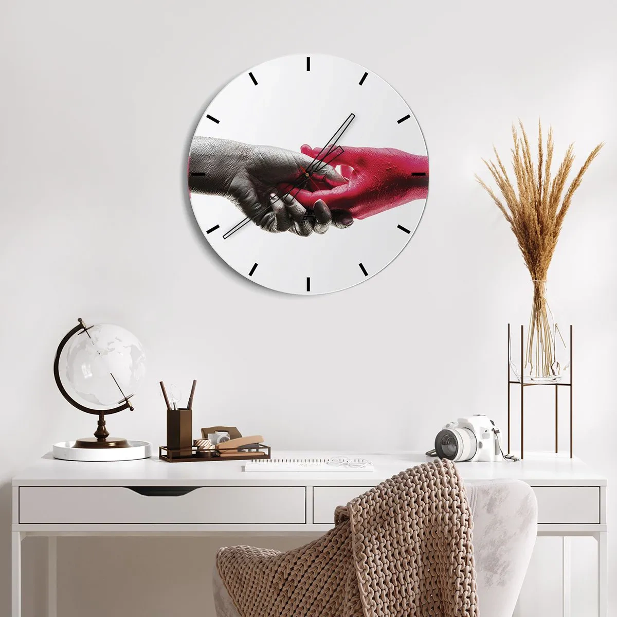 Horloge murale - Pendule murale - Poignée de main symbolique en noir et rouge - 30x30cm - Ensemble, bien que différents - Décoration murale moderne pour le salon, la cuisine et la chambre ARTTOR
