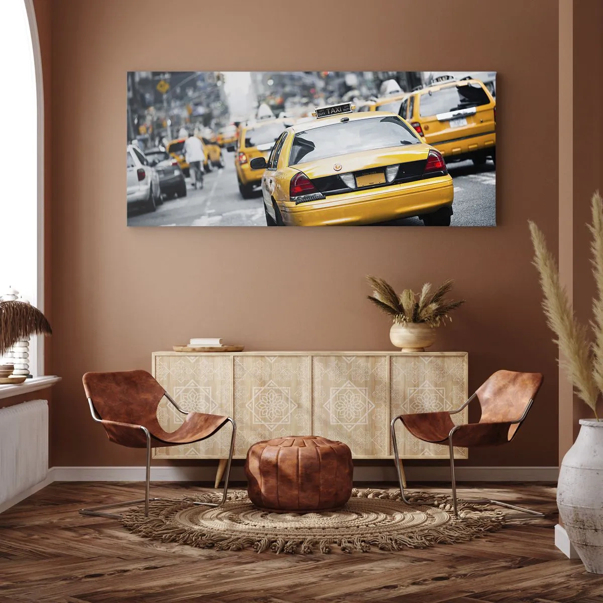 Impression sur toile - Image sur toile - Des taxis jaunes dans une rue animée du centre-ville de la métropole - 120x50cm - Seulement dans cette ville - Décoration murale moderne pour le salon et la chambre ARTTOR
