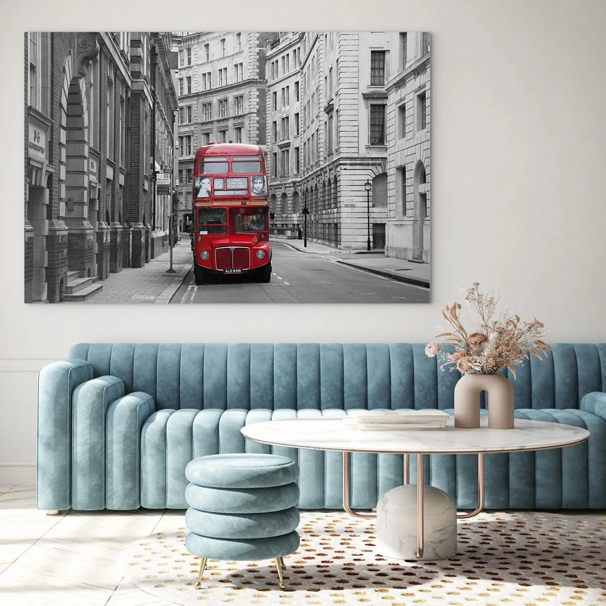 Impression sur verre - Image sur verre - Un bus rouge parmi les rues monochromes de la ville - 100x70cm - La vie de tous les jours ne doit pas être grise - Décoration murale moderne pour le salon et la chambre ARTTOR