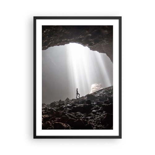 Affiche dans un cadre noir - Poster - Une figure dans une grotte éclairée par des rayons de lumière - 50x70cm - Grotte lumineuse - Décoration murale moderne pour le salon et la chambre ARTTOR