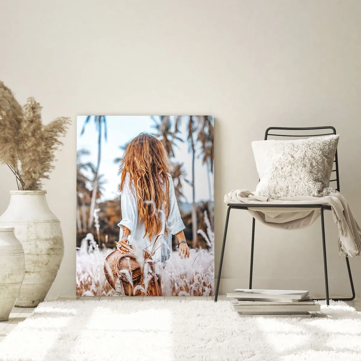 Impression sur verre - Image sur verre - Une femme dans l'herbe avec un chapeau à la main sur fond de palmiers - 50x70cm - Né de peluches d'herbe - Décoration murale moderne pour le salon et la chambre ARTTOR