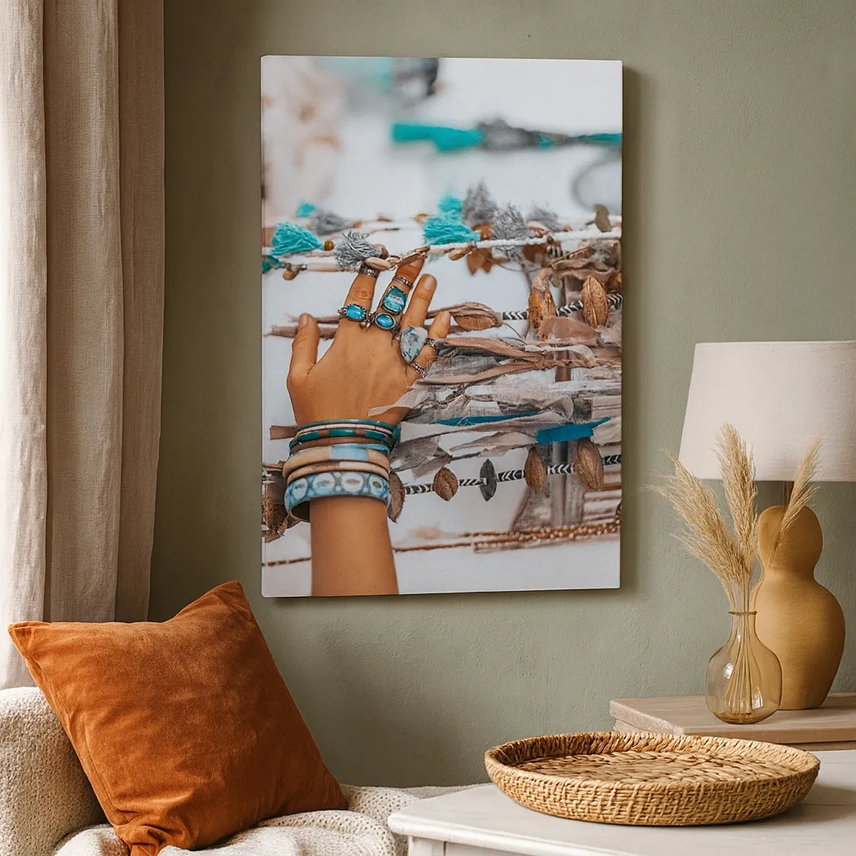 Impression sur toile - Image sur toile - Une main ornée de bijoux bohèmes avec des décorations en arrière-plan - 50x70cm - Trésor local - Décoration murale moderne pour le salon et la chambre ARTTOR