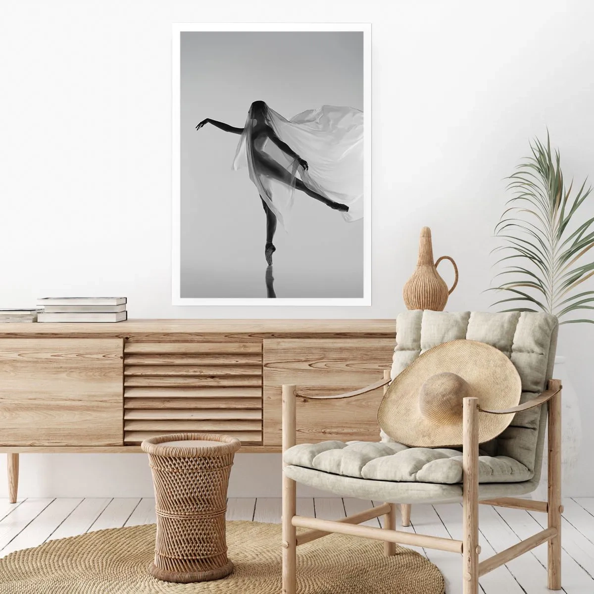 Affiche - Poster - Une danseuse au voile aérien dans une composition en noir et blanc - 50x70cm - Légèreté et grâce - Décoration murale moderne pour le salon et la chambre ARTTOR