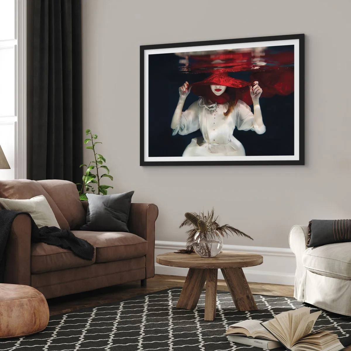 Affiche dans un cadre noir - Poster - Une femme avec un chapeau rouge immergée dans l'eau - 100x70cm - Femme mystérieuse - Décoration murale moderne pour le salon et la chambre ARTTOR