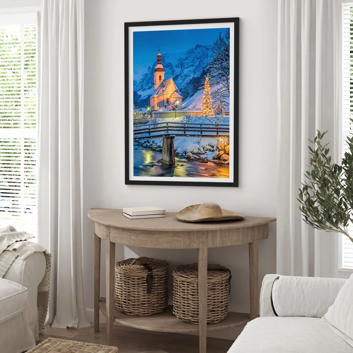 Affiche dans un cadre noir - Poster - Une église dans un décor hivernal avec un sapin de Noël et des lumières de Noël - 50x70cm - L'âme du monde - Décoration murale moderne pour le salon et la chambre ARTTOR