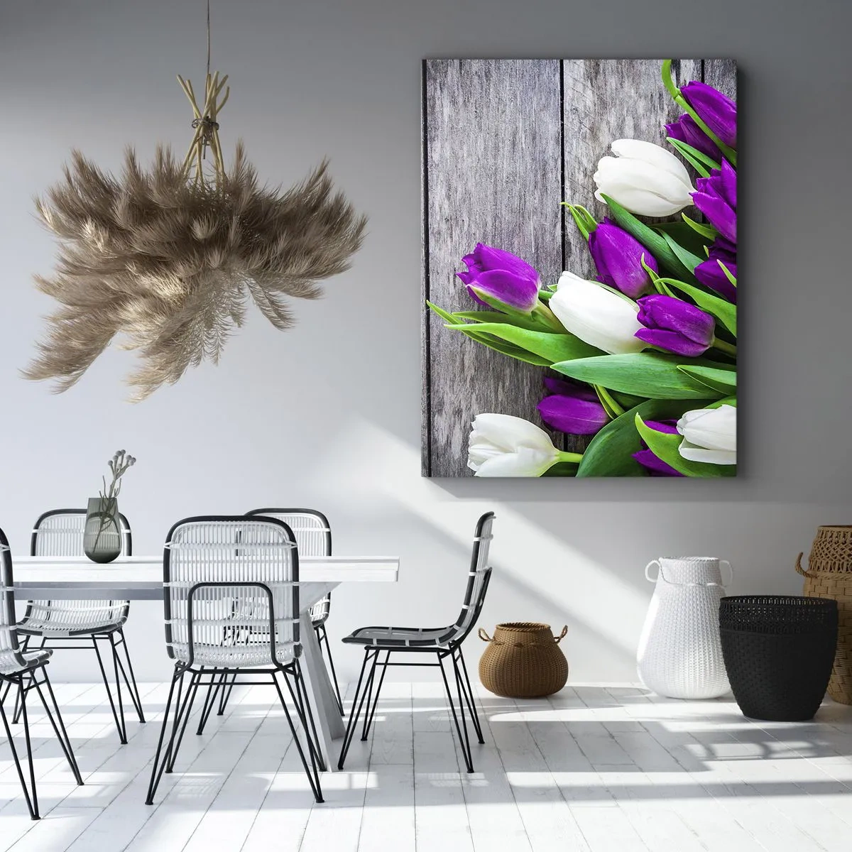 Impression sur toile - Image sur toile - Un bouquet de tulipes violettes et blanches sur un fond en bois - 70x100cm - Le jour des vacances de printemps - Décoration murale moderne pour le salon et la chambre ARTTOR
