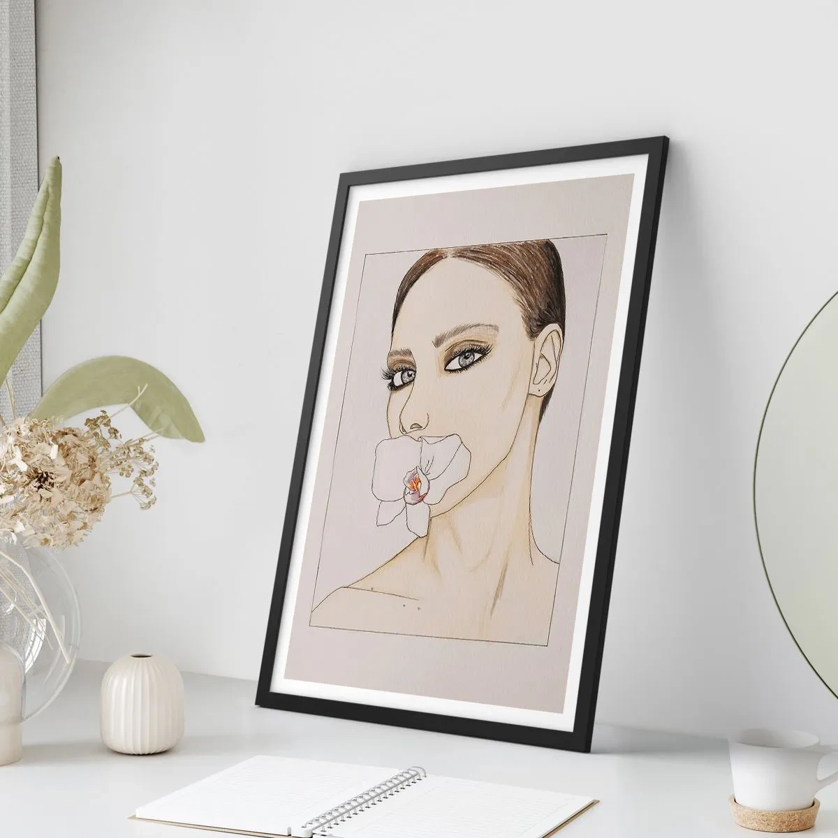Affiche dans un cadre noir - Poster - Portrait d'une femme avec une orchidée sur les lèvres - 50x70cm - Symbole de l'élégance et de la beauté - Décoration murale moderne pour le salon et la chambre ARTTOR